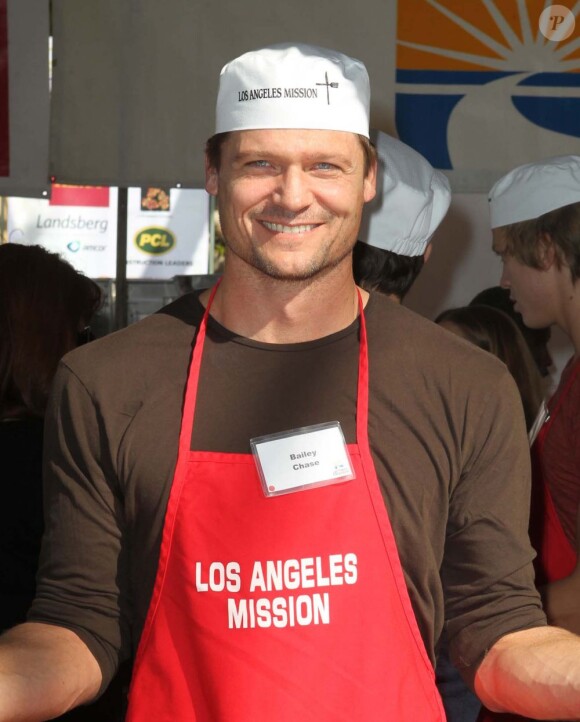 Bailey Chase se chargent de donner à manger aux SDF à Los Angeles le 21 novembre 2012.