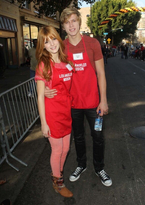 Bella Thorne and Tristan Klier se chargent de donner à manger aux SDF à Los Angeles le 21 novembre 2012.
