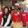 Bella Thorne, Emma Kenney, Tatyana Ali et Malin Akerman se chargent de donner à manger aux SDF à Los Angeles le 21 novembre 2012.
