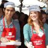 Booboo Stewart et Sarah Drew se chargent de donner à manger aux SDF à Los Angeles le 21 novembre 2012.