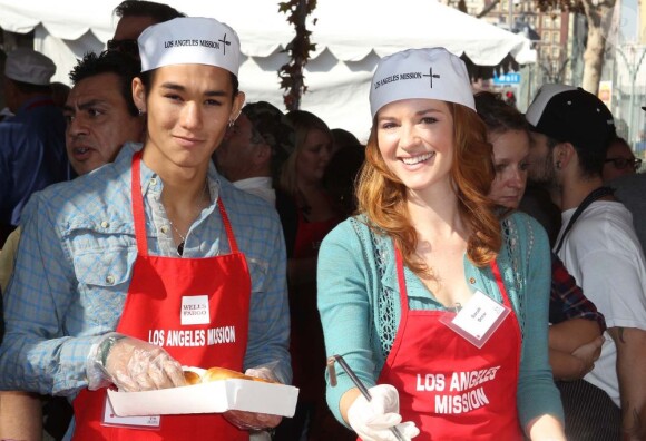 Booboo Stewart et Sarah Drew se chargent de donner à manger aux SDF à Los Angeles le 21 novembre 2012.