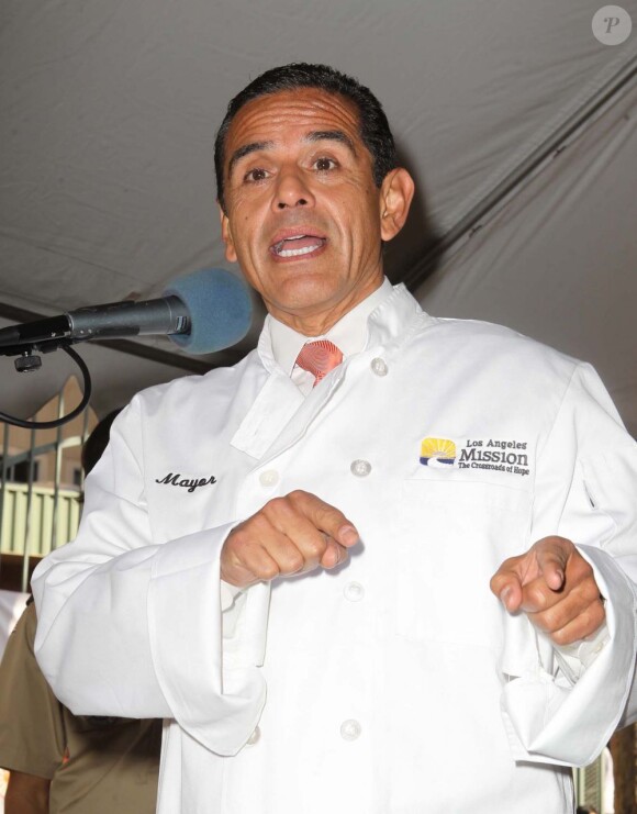 Antonio Villaraigosa, maire de Los Angeles, se charge de donner à manger aux SDF à Los Angeles le 21 novembre 2012.