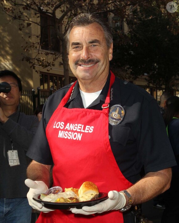 Charlie Beck le chef de la police se charge de donner à manger aux SDF à Los Angeles le 21 novembre 2012.
