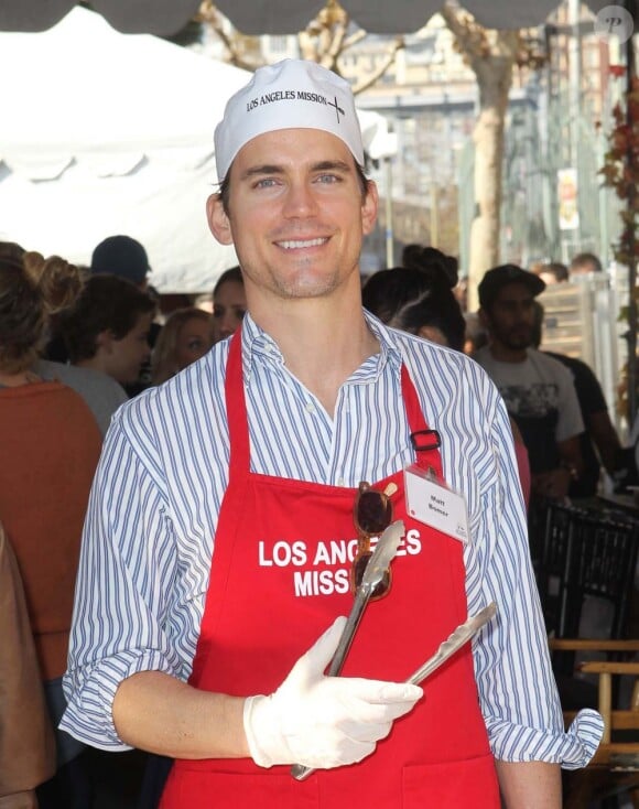 Matt Bomer se charge de donner à manger aux SDF à Los Angeles le 21 novembre 2012.