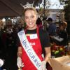 Leah Cecil se charge de donner à manger aux SDF à Los Angeles le 21 novembre 2012.