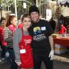Taryn Manning et Dave Rene se chargent de donner à manger aux SDF à Los Angeles le 21 novembre 2012.