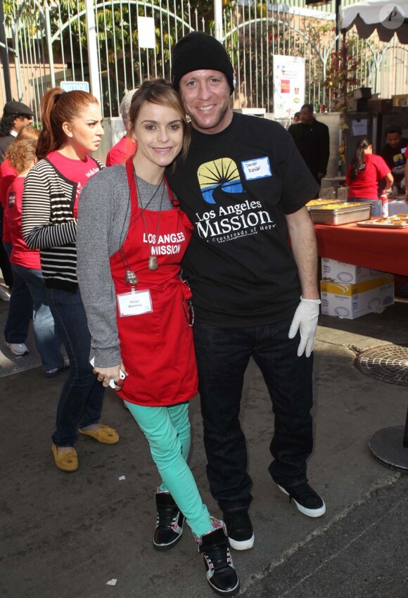 Taryn Manning et Dave Rene se chargent de donner à manger aux SDF à Los Angeles le 21 novembre 2012.