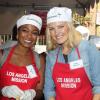 Tatyana Ali et Malin Akerman se chargent de donner à manger aux SDF à Los Angeles le 21 novembre 2012.