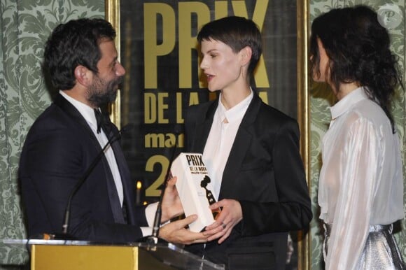 Saskia de Brauw reçoit son award de Mannequin féminin de l'Année lors des Prix de la Mode Marie Claire à Madrid, le 22 novembre 2012.