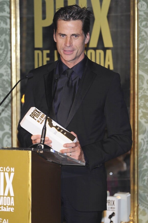 Mark Vanderloo reçoit son award de Mannequin masculin de l'Année lors des Prix de la Mode Marie Claire à Madrid, le 22 novembre 2012.