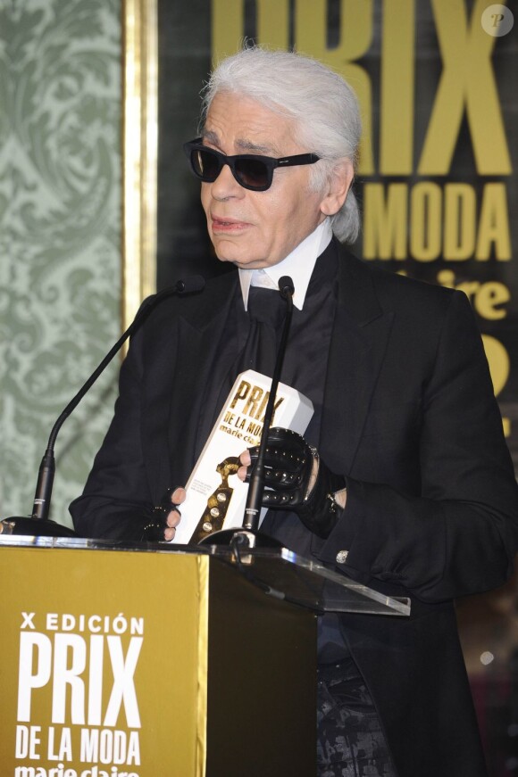 Karl Lagerfeld reçoit son award du Créateur le plus influent lors de la remise des Prix de la Mode Marie Claire à Madrid, le 22 novembre 2012.