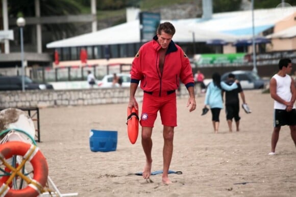 David Hasselhoff, en grande forme sur la plage, renfile sa célèbre tenue de sauveteur pour les besoins d'une publicité, à Buenos Aires le 22 novembre 2012.