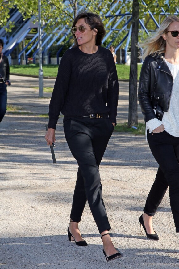La rédactrice en chef du magazine Vogue Paris Emmanuelle Alt à son arrivée au défilé Haider Ackermann printemps-été 2013 à Paris. Le 29 septembre 2012.