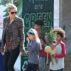 Heidi Klum a profité de son dimanche pour emmener ses enfants Lou, Leni, Johan et Henry dans un marché de Noël à Beverly Hills, le 25 novembre 2012.