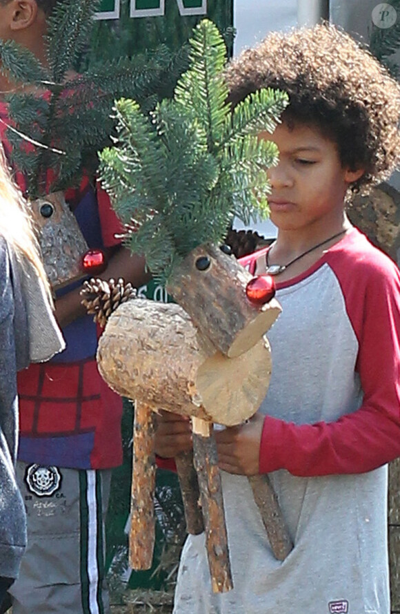 Johan et Henry sont repartis du marché de Noël avec des rennes en bois. Le 25 novembre 2012.