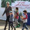 Heidi Klum, accompagnée de son petit ami Martin Kirsten, emmène ses enfants Lou, Leni, Johan et Henry dans un marché de Noël à Beverly Hills, le 25 novembre 2012.