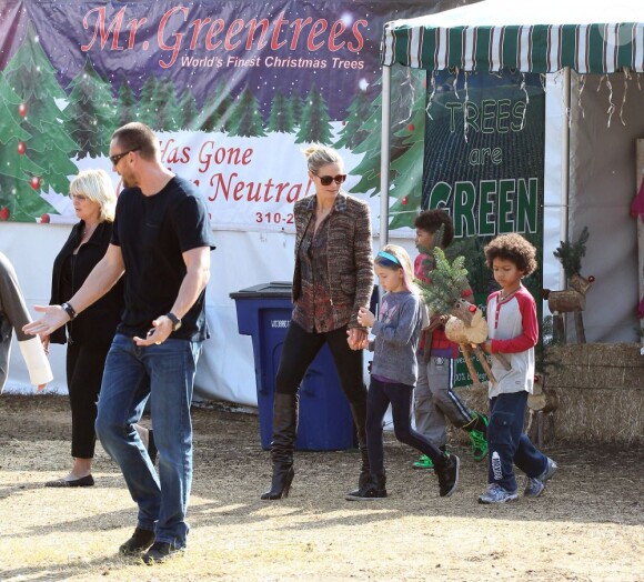 Heidi Klum, auprès de son petit ami Martin Kirsten, emmène ses enfants Lou, Leni, Johan et Henry dans un marché de Noël à Beverly Hills, le 25 novembre 2012.