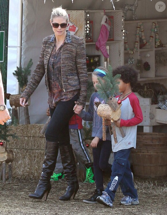 Heidi Klum passe du temps avec ses enfants au marché de Noël à Beverly Hills, le 25 novembre 2012.