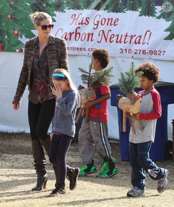 Heidi Klum emmène ses enfants Lou, Leni, Johan et Henry dans un marché de Noël à Beverly Hills, le 25 novembre 2012.