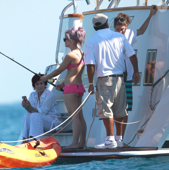 Kelly Osbourne teste la canne à pêche en vacances au Mexique pour Thanksgiving le 23 novembre 2012.