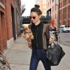Miranda Kerr ultralookée et accompagnée de son chien dans les rues de New York le 25 novembre 2012