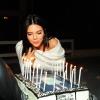 Kendall Jenner souffle le gâteau de son 17e anniversaire