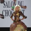 Adriana Karembeu jouait les mannequins dans une robe en chocolat au Salon du Chocolat à Paris le 30 octobre 2012.