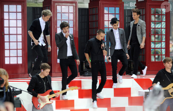 Niall Horan, Zayn Malik, Liam Payne, Harry Styles, Louis Tomlinson - Le groupe One Direction sur le plateau du Today Show à New York le 13 novembre 2012.