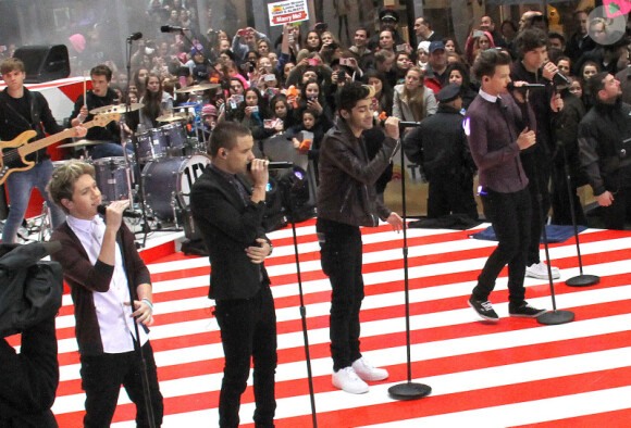 Niall Horan, Zayn Malik, Liam Payne, Harry Styles, Louis Tomlinson - Les One Direction sur le plateau du Today Show à New York le 13 novembre 2012.