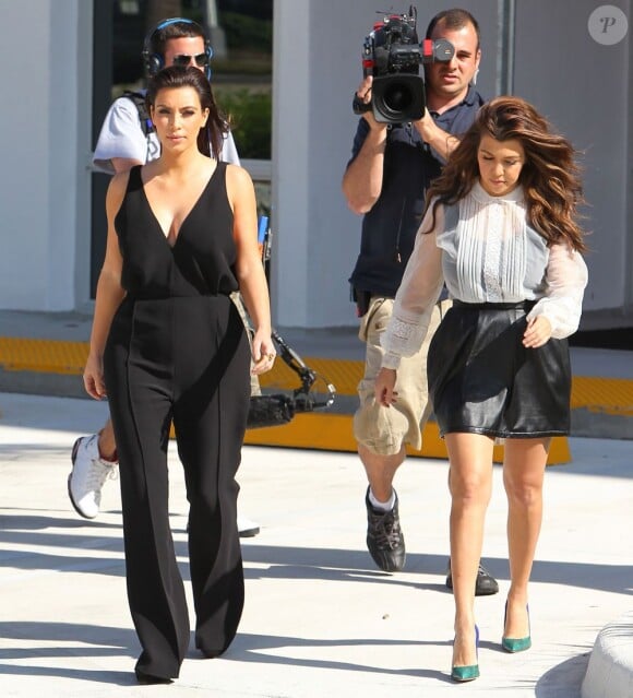 Kim et Kourtney Kardashian vont faire du shopping a Miami, le 26 novembre 2012.