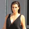 Kim Kardashian, sexy dans une combinaison noire, s'apprête à faire du shopping sous le soleil éclatant de Miami. Le 26 novembre 2012.
