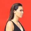 Kim Kardashian, sexy dans une combinaison noire, s'apprête à faire du shopping sous le soleil éclatant de Miami. Le 26 novembre 2012.