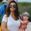 Kourtney Kardashian et sa fille Penelope profitent d'un moment en famille sur une plage. Miami, le 26 novembre 2012.