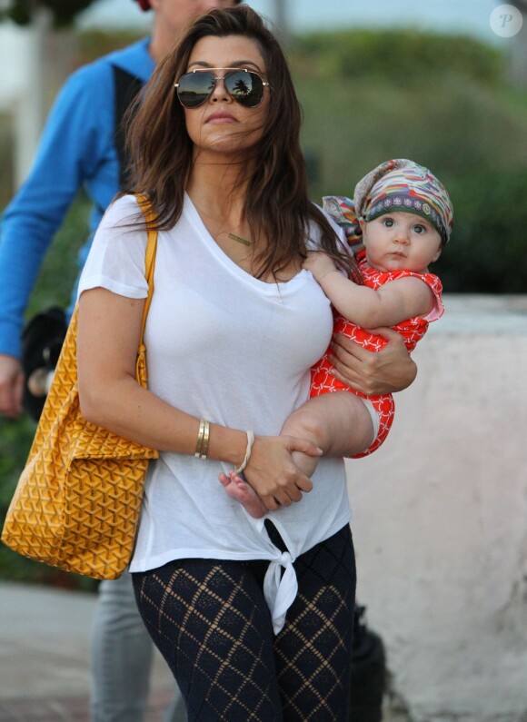 Kourtney Kardashian et sa fille Penelope profitent d'un moment en famille sur une plage. Miami, le 26 novembre 2012.