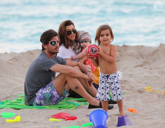 Kourtney Kardashian, Scott Disick, et leurs deux enfants Mason et Penelope profitent d'une météo idyllique en passant un moment sur une plage. Miami, le 26 novembre 2012.