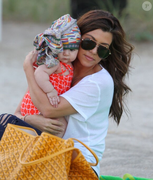 Kourtney Kardashian et sa fille Penelope, quatre mois, passent un moment sur une plage. Miami, le 26 novembre 2012.