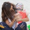 Kourtney Kardashian et sa fille Penelope, quatre mois, passent un moment sur une plage. Miami, le 26 novembre 2012.