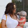 Kourtney Kardashian et sa fille Penelope à Miami, le 26 novembre 2012.