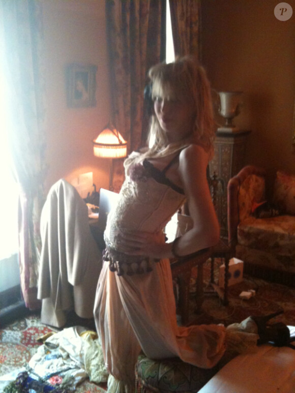 Courtney Love joue les mannequins pour sa ligne de vêtements Never The Bride sur Twitter, le 24 novembre 2012.