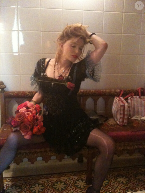 Courtney Love joue les mannequins pour Never The Bride sur Twitter, le 24 novembre 2012.