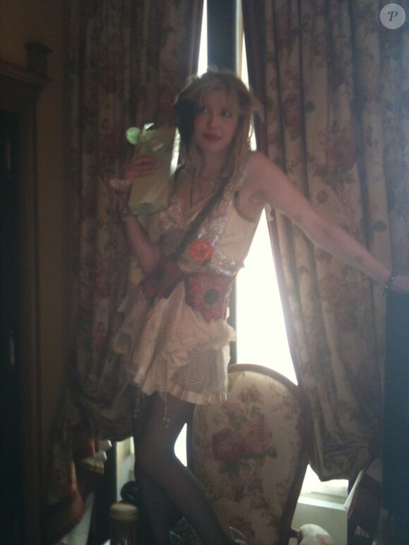 Courtney Love pose pour sa ligne de vêtements Never The Bride sur Twitter, le 24 novembre 2012.