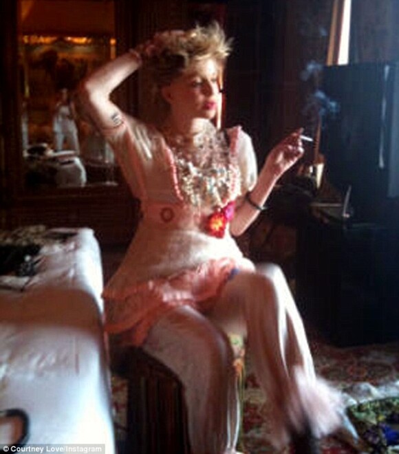 Courtney Love joue les mannequins pour sa ligne de vêtements sur Twitter, le 24 novembre 2012.