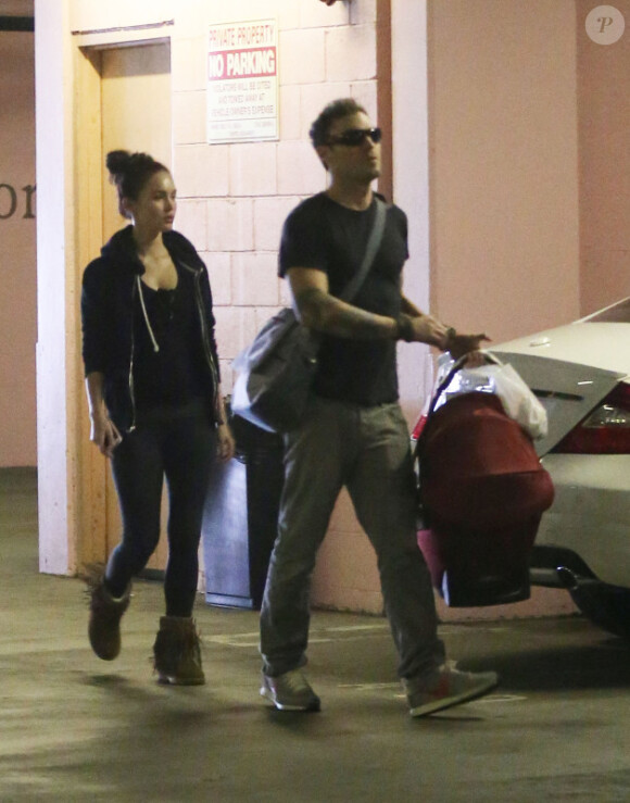 Exclusif - Megan Fox et Brian Austin Green quittant l'hôpital avec leur bébé Noah à Beverly Hills, le 27 novembre 2012.