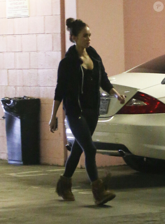 Exclusif - Megan Fox quittant l'hôpital avec son bébé et son compagnon à Beverly Hills. Le 27 novembre 2012.