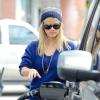 Reese Witherspoon va prendre de l'essence a Los Angeles, le 16 novembre 2012.