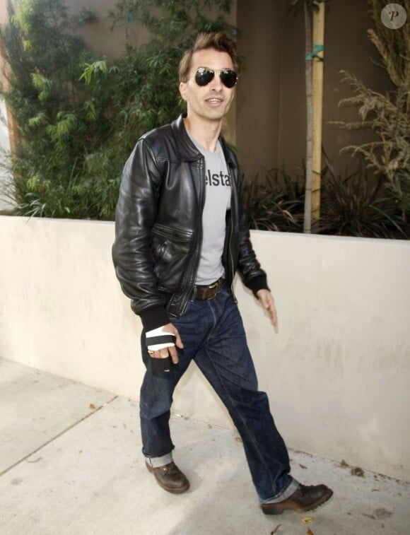 Olivier Martinez quitte l'hôpital Cedars-Sinai après avoir fait examiner sa main cassée suite à sa bagarre avec Gabriel Aubry. Photo prise le 27 novembre 2012 à Los Angeles.