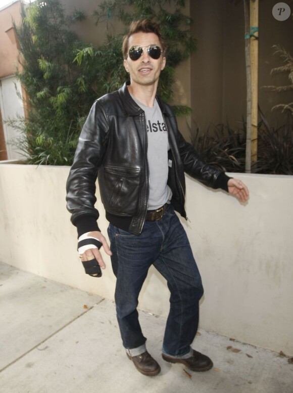 Olivier Martinez quitte l'hôpital Cedars-Sinai après avoir fait examiner sa main cassée suite à sa bagarre avec Gabriel Aubry. Photo prise le 27 novembre 2012 à Los Angeles.