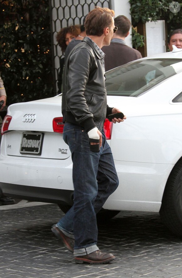 Olivier Martinez et Eduardo Cruz sortent d'un restaurant à West Hollywood. Photo prise le 27 novembre 2012.