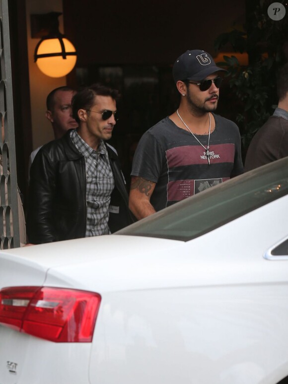 Olivier Martinez et Eduardo Cruz sortent d'un restaurant à West Hollywood. Photo prise le 27 novembre 2012.