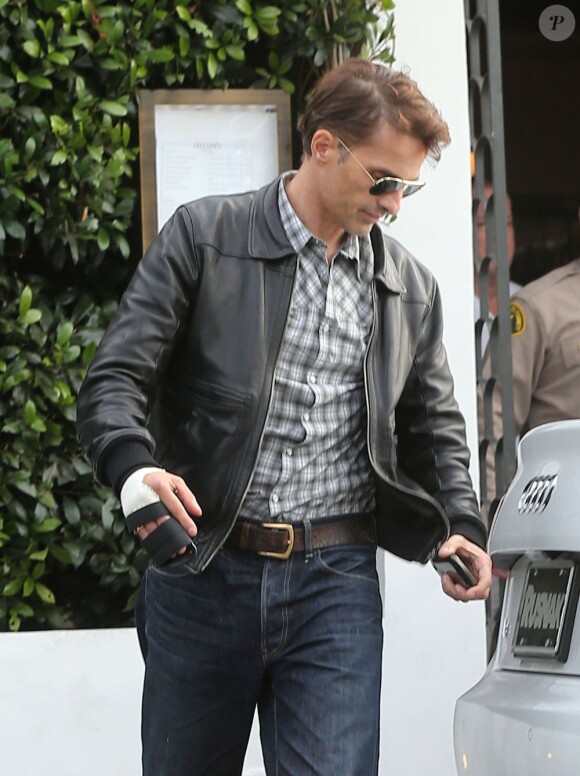 Olivier Martinez et Eduardo Cruz sortent d'un restaurant à West Hollywood. Photo prise le 27 novembre 2012.